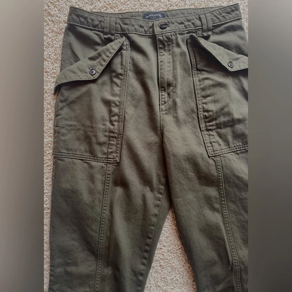 Banana Republic Dark Olive Green Ankle Pants with Cargo style, Size 10 - Picture 5 of 11